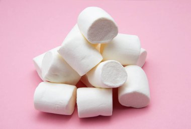 Pembe üzerine lokum yığını.