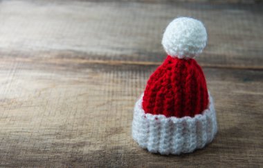 Ahşap bir arka planda Noel şapkası