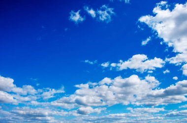 Beyaz bulutlu mavi gökyüzü arkaplanı