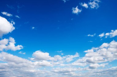 Beyaz bulutlu mavi gökyüzü arkaplanı