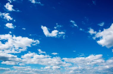 Mavi gökyüzünde beyaz bulutlar.