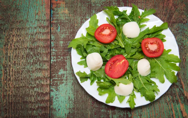 Groene Salade Gemaakt Van Arugula Tomaten Kaas Mozzarella Ballen Sesam — Stockfoto