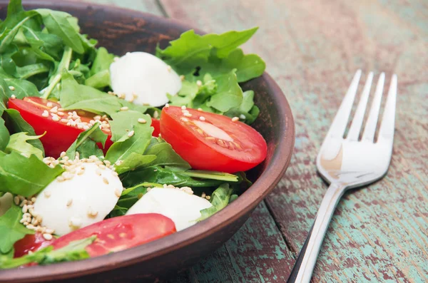 Green Salad Made Arugula Tomatoes Cheese Mozzarella Balls Sesame Plate — Stock Photo, Image