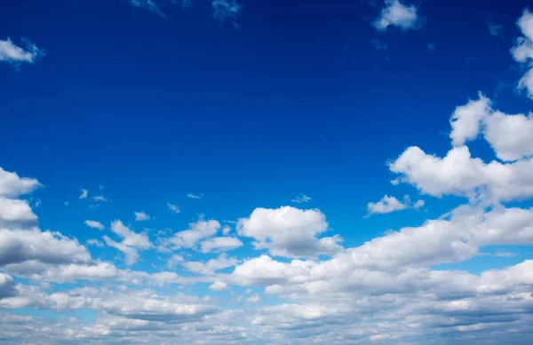 Sfondo Cielo Blu Con Nuvole Bianche — Foto Stock