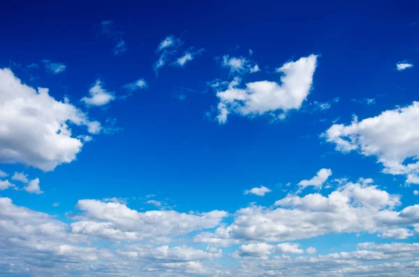 Λευκά Σύννεφα Στον Γαλάζιο Ουρανό — Φωτογραφία Αρχείου