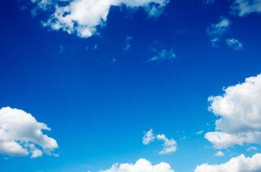 Beyaz bulutlu mavi gökyüzü arkaplanı