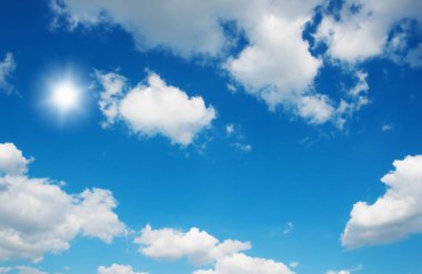 Mavi gökyüzünde beyaz bulutlar.