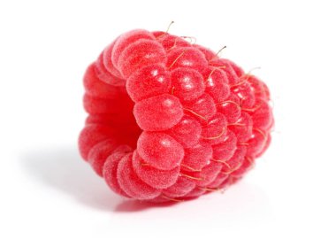 Ahududu beyaz arkaplanda izole edildi