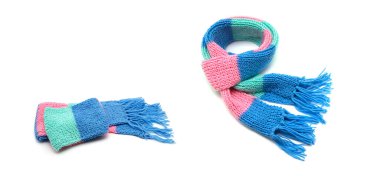 Beyaz bir arkaplanda örülmüş eşarp.