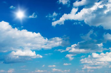 Mavi gökyüzünde beyaz bulutlar.