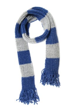 Beyaz bir arkaplanda örülmüş eşarp.