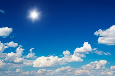 Mavi gökyüzünde beyaz bulut