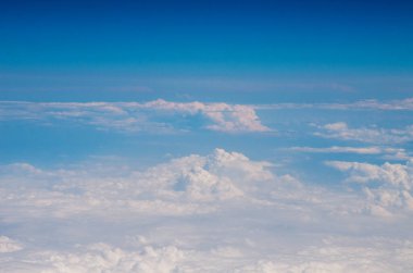 Mavi gökyüzünde beyaz bulut