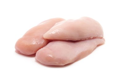 Beyaz arka planda çiğ tavuk göğsü filetosu.