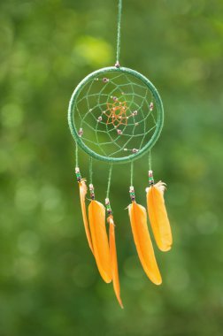 Tüylü, boncuklu ipleri sallanan bir düş kapanı..