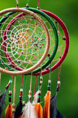 Tüylü, boncuklu ipleri sallanan bir düş kapanı..