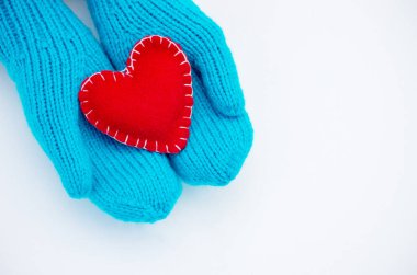 Eldivenli kadın elleri, yakın plan.