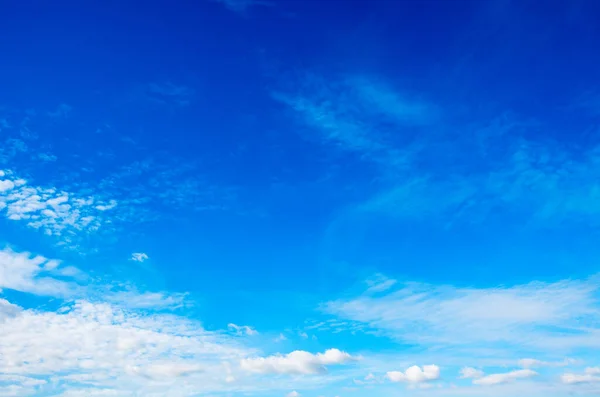 雲の背景を持つ青い空 — ストック写真