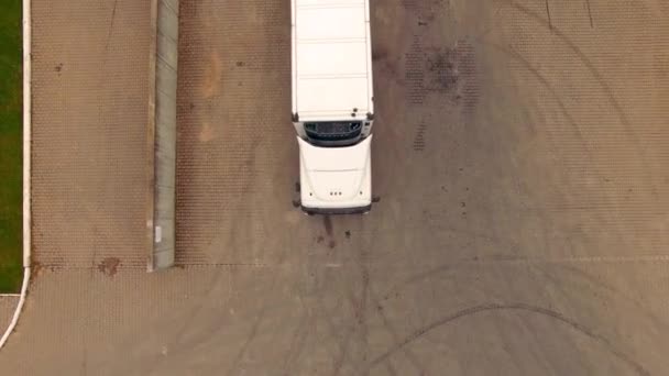 Vista aérea área industrial drone voa sobre caminhão — Vídeo de Stock