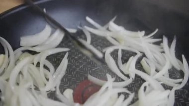 Soğan tavada kızarır.