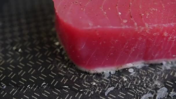 Ein Stück Thunfisch wird in Öl in einer Pfanne gebraten — Stockvideo