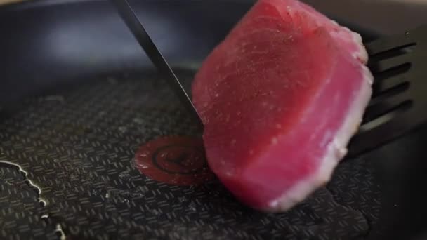 Kousek tuňáka na pánvi na smažení — Stock video