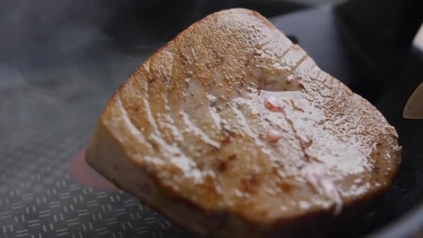 Pedaço suculento de atum em uma panela de ato de fritar, fumaça de cozinhar — Vídeo de Stock