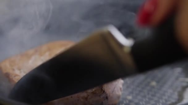 Жареный кусок тунца переворачивается с ножом и лопаткой в кастрюле — стоковое видео