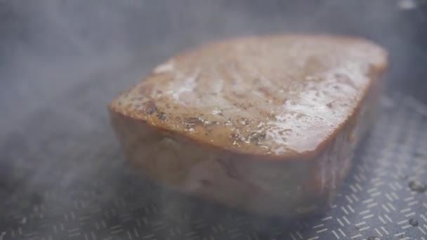 Pedaço suculento de atum em uma panela de ato de fritar, fumaça de cozinhar — Vídeo de Stock