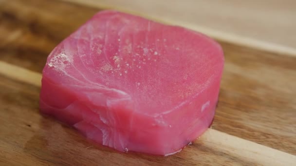 Surowy kawałek soli z tuńczyka — Wideo stockowe