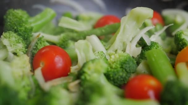 Cebollas, brócoli y en una sartén, verduras están cocinando, macro — Vídeos de Stock