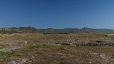 Pamukkale 'deki antik bir şehrin harabelerinin manzarası..