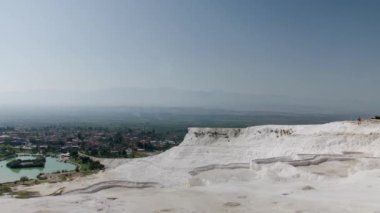 Pamukkale 'deki beyaz kayalıkların manzarası