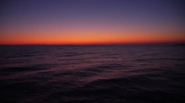 Gün batımı arka planında dalgalar yavaş çekimde