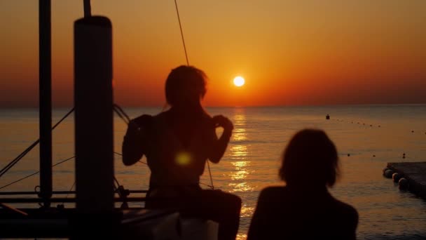 Dos Chicas Están Tomando Fotos Una Hermosa Puesta Sol Mar — Vídeos de Stock