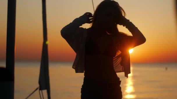 Meisje Poseert Bij Een Prachtige Zonsondergang Zee — Stockvideo