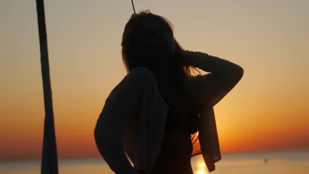 Дівчина Фотографується Повільному Русі Красивому Заході Сонця Морі — стокове відео