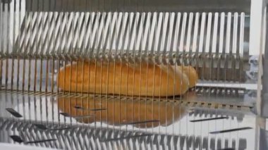 Fabrikada ekmek dilimleyici. Fabrika kesimi