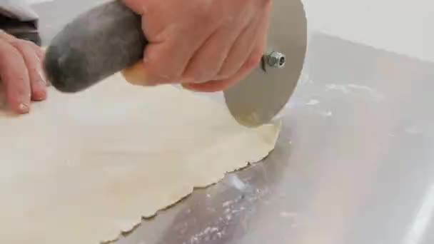 Dough sclicing with round knive — Stock Video