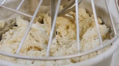 Üretimde ekmek pişirmek için hamur hazırlıyorum..