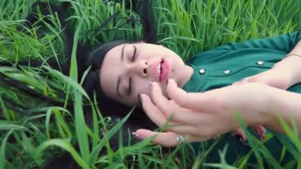 Belle Fille Dans Une Robe Verte Trouve Sur Herbe Chante — Video