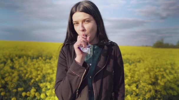 Χαριτωμένο Κορίτσι Στη Φύση Μεγάλη Όρεξη Τρώει Μια Σοκολάτα Στο — Αρχείο Βίντεο
