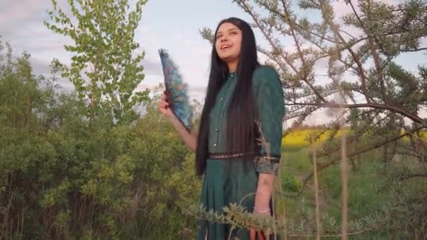 Europejka Długiej Zielonej Sukience Która Się Wachluje Porusza Się Śpiewa — Wideo stockowe