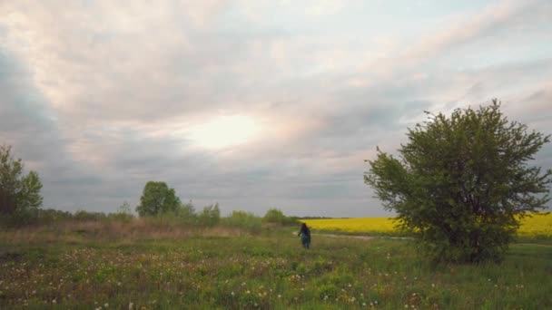 Contra Telón Fondo Paisaje Natural Una Niña Corre Gira Levantando — Vídeos de Stock