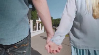 Şehirde genç bir çifti gezdir..