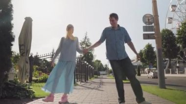 Genç çift şehirde yürürken oynaşıyor..
