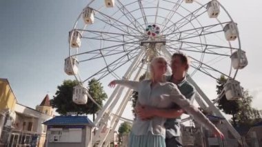 Dönme dolabın arka planında dans ediyor..