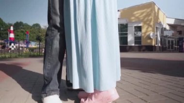 Kız ve erkek parkta sarılıyorlar..