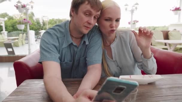 Selfie of a young couple in a cafe. — Stock Video