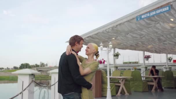 Táncoló párok az étterem szabadtéri teraszán. — Stock videók